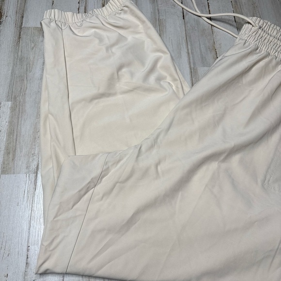 Old Navy Strechtech Lightweight Jogger Womens Cream Cargo Pants 3X & 4X - Picture 3 of 16